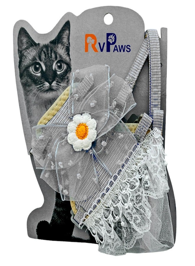 Pups&Pets طقم سرج أنيق للقطط من Pups&Pets مزين بالدانتيل والزهور، فستان قابل للتعديل للحيوانات الأليفة مع فيونكة، سرج مبطن بشبكة للقطط الصغيرة والجراء، حزام للقطط، مقود نايلون 10 مم - عبوة من قطعة واحدة - Image 2